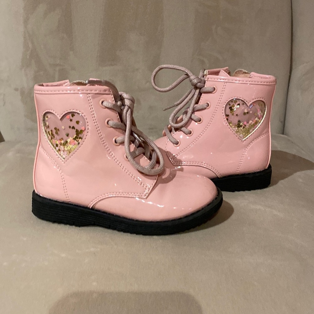 Glitter heart girls boots size 8 with glitter laces, never worn, water proof